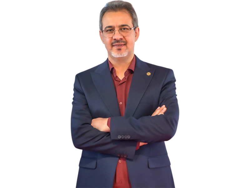 اگر انحراف ستون فقرات شما یا یکی از عزیزانتان تشخیص داده شده است، انتخاب بهترین دکتر اسکولیوز مهم‌ترین تصمیمی است که می‌تواند بر روند درمان شما تاثیر بگذارد. تشخیص دقیق، انتخاب روش درمان مناسب و جلوگیری از پیشرفت انحنای ستون فقرات، همگی به تجربه و تخصص پزشک بستگی دارند. اما یک پزشک خوب چه ویژگی‌هایی دارد و چگونه می‌توان بهترین متخصص را انتخاب کرد؟ در این مقاله به این سوالات پاسخ می‌دهیم و هر آنچه باید درباره انتخاب بهترین دکتر اسکولیوز، روش‌های درمان و نکات مهم قبل از مراجعه بدانید را بررسی می‌کنیم تا با اطمینان بیشتری مسیر درمان خود را آغاز کنید. چرا مراجعه به بهترین متخصص اسکولیوز اهمیت دارد؟ مراجعه به بهترین متخصص اسکولیوز نقش مهمی در تشخیص دقیق، انتخاب روش درمان مناسب و جلوگیری از پیشرفت انحراف ستون فقرات دارد. این عارضه در صورت عدم درمان به‌موقع می‌تواند به مرور زمان شدیدتر شده و مشکلاتی مانند درد، کاهش انعطاف‌پذیری، اختلال در وضعیت بدن و در موارد شدید، تاثیر بر عملکرد قلب و ریه را به همراه داشته باشد. یک متخصص با تجربه با بررسی دقیق وضعیت ستون فقرات، سن بیمار، شدت انحنا و علائم موجود، مناسب‌ترین برنامه درمانی را انتخاب می‌کند تا از پیشرفت بیماری جلوگیری کرده و بهترین نتیجه درمانی را به دست آورد. بهترین دکتر اسکولیوز چه ویژگی‌هایی دارد؟ انتخاب بهترین دکتر اسکولیوز تاثیر مستقیمی بر تشخیص دقیق، انتخاب روش درمان مناسب و موفقیت درمان دارد. یک پزشک متخصص باید علاوه بر دانش و تجربه کافی، بتواند با بررسی کامل شرایط بیمار، بهترین تصمیم درمانی را متناسب با شدت انحنای ستون فقرات اتخاذ کند. تخصص و تجربه در درمان اسکولیوز پزشکی که به طور تخصصی در زمینه بیماری‌های ستون فقرات و درمان اسکولیوز فعالیت می‌کند، با انواع انحناهای ستون فقرات و روش‌های درمان آن آشنایی بیشتری دارد و می‌تواند مناسب‌ترین راهکار را برای هر بیمار ارائه دهد. مهارت در تشخیص دقیق بیماری تشخیص صحیح شدت اسکولیوز و علت ایجاد آن، اولین گام در درمان موفق است. بهترین دکتر اسکولیوز با معاینه دقیق و بررسی تصاویر رادیولوژی یا سایر روش‌های تصویربرداری، وضعیت بیمار را به‌درستی ارزیابی می‌کند. تسلط بر روش‌های درمان غیرجراحی و جراحی یک متخصص باتجربه تنها جراحی را پیشنهاد نمی‌دهد، بلکه با توجه به شرایط بیمار از روش‌هایی مانند پایش بیماری، استفاده از بریس، تمرینات اصلاحی یا در صورت لزوم جراحی استفاده می‌کند تا بهترین نتیجه حاصل شود. ارائه برنامه درمانی متناسب با هر بیمار سن بیمار، میزان انحنای ستون فقرات، سرعت پیشرفت بیماری و سبک زندگی از عواملی هستند که در انتخاب روش درمان تاثیر دارند. بهترین پزشک با در نظر گرفتن این موارد، برنامه درمانی اختصاصی برای هر فرد تدوین می‌کند. ارتباط موثر و پاسخگویی به سوالات بیمار پزشکی که با حوصله به سوالات بیمار پاسخ می‌دهد و روند درمان را به زبان ساده توضیح می‌دهد، باعث کاهش نگرانی بیمار شده و همکاری او را در طول درمان افزایش می‌دهد. پیگیری روند درمان درمان اسکولیوز معمولاً نیازمند بررسی‌های دوره‌ای است. بهترین دکتر اسکولیوز با پیگیری منظم وضعیت بیمار، در صورت نیاز برنامه درمان را اصلاح کرده و از پیشرفت انحنای ستون فقرات جلوگیری می‌کند. بهره‌گیری از روش‌های تشخیصی و درمانی به‌روز استفاده از روش‌های نوین تشخیصی و درمانی، دقت ارزیابی و کیفیت درمان را افزایش می‌دهد. پزشکی که دانش خود را به‌روز نگه می‌دارد، می‌تواند مناسب‌ترین و موثرترین روش درمان را برای بیمار انتخاب کند. برای درمان اسکولیوز به چه پزشکی مراجعه کنیم؟ برای درمان اسکولیوز، بهتر است به پزشکی مراجعه کنید که در زمینه تشخیص و درمان بیماری‌های ستون فقرات تخصص و تجربه کافی داشته باشد. بسته به سن بیمار، شدت انحنای ستون فقرات و علت ایجاد بیماری، درمان ممکن است توسط متخصص ارتوپدی، فوق تخصص جراحی ستون فقرات یا متخصص مغز و اعصاب و ستون فقرات انجام شود. این پزشکان با انجام معاینات تخصصی و بررسی تصاویر رادیولوژی، مناسب‌ترین روش درمانی را از میان درمان‌های غیرجراحی یا جراحی انتخاب می‌کنند تا از پیشرفت بیماری جلوگیری شده و بهترین نتیجه درمانی برای بیمار حاصل شود. چه زمانی باید به بهترین دکتر اسکولیوز مراجعه کرد؟ بهتر است به محض مشاهده علائمی مانند کج شدن شانه‌ها، نامتقارن بودن لگن، برجسته شدن یک سمت قفسه سینه، انحراف ستون فقرات یا کمر دردهای مداوم، به بهترین دکتر اسکولیوز مراجعه کنید. تشخیص و درمان زودهنگام می‌تواند از پیشرفت انحنای ستون فقرات جلوگیری کرده و احتمال نیاز به درمان‌های پیچیده یا جراحی را کاهش دهد. همچنین اگر سابقه خانوادگی اسکولیوز دارید یا پزشک در معاینات دوره‌ای به وجود این عارضه مشکوک شده است، مراجعه به متخصص برای بررسی دقیق و شروع درمان در صورت نیاز اهمیت زیادی دارد. بهترین دکتر اسکولیوز چگونه بیماری را تشخیص می‌دهد؟ بهترین دکتر اسکولیوز تشخیص بیماری را با گرفتن شرح حال، معاینه فیزیکی و بررسی وضعیت ستون فقرات آغاز می‌کند. در این مرحله، تقارن شانه‌ها، لگن، قفسه سینه و میزان انحنای ستون فقرات ارزیابی می‌شود. سپس برای تایید تشخیص و تعیین شدت انحنا، معمولاً از تصویربرداری مانند رادیوگرافی (X-ray) استفاده می‌شود و در صورت نیاز، پزشک ممکن است MRI یا CT اسکن را نیز درخواست کند. با بررسی نتایج این معاینات و اندازه‌گیری دقیق زاویه انحنا، متخصص می‌تواند شدت اسکولیوز را مشخص کرده و مناسب‌ترین روش درمان را متناسب با سن، شرایط و میزان پیشرفت بیماری انتخاب کند. روش‌های درمان اسکولیوز توسط بهترین متخصص اسکولیوز بهترین متخصص اسکولیوز پس از بررسی شدت انحنای ستون فقرات، سن بیمار، علت ایجاد بیماری و احتمال پیشرفت آن، مناسب‌ترین روش درمان را انتخاب می‌کند. هدف از درمان، جلوگیری از افزایش انحنا، کاهش علائم و حفظ عملکرد طبیعی ستون فقرات است. تحت نظر گرفتن و پیگیری منظم در مواردی که انحنای ستون فقرات خفیف باشد و احتمال پیشرفت آن کم باشد، پزشک تنها وضعیت بیمار را در فواصل زمانی مشخص بررسی می‌کند. در این مدت، با انجام معاینات دوره‌ای و تصویربرداری، روند بیماری کنترل می‌شود تا در صورت تغییر شرایط، درمان مناسب آغاز شود. استفاده از بریس برای کودکان و نوجوانانی که هنوز در سن رشد هستند و انحنای ستون فقرات آن‌ها در محدوده مشخصی قرار دارد، پزشک ممکن است استفاده از بریس را توصیه کند. بریس به اصلاح کامل اسکولیوز کمک نمی‌کند، اما می‌تواند از پیشرفت بیشتر انحنای ستون فقرات جلوگیری کند. فیزیوتراپی و تمرینات تخصصی در برخی بیماران، متخصص انجام تمرینات اصلاحی و فیزیوتراپی را به عنوان بخشی از برنامه درمانی پیشنهاد می‌کند. این تمرینات با هدف بهبود تعادل عضلات، افزایش انعطاف‌پذیری، کاهش درد و کمک به حفظ وضعیت صحیح ستون فقرات انجام می‌شوند. درمان دارویی برای کنترل علائم داروها نقش مستقیمی در درمان اسکولیوز ندارند، اما در بیمارانی که دچار درد یا التهاب هستند، پزشک ممکن است برای کنترل علائم، داروهای مناسب را برای مدت مشخص تجویز کند. جراحی اسکولیوز اگر انحنای ستون فقرات شدید باشد، به مرور زمان پیشرفت کند یا باعث اختلال در عملکرد بدن و کیفیت زندگی بیمار شود، جراحی می‌تواند بهترین گزینه درمانی باشد. در این روش، جراح با اصلاح انحنای ستون فقرات و تثبیت مهره‌ها، به بهبود وضعیت ستون فقرات و جلوگیری از پیشرفت بیماری کمک می‌کند. سخن پایانی انتخاب بهترین دکتر اسکولیوز تاثیر زیادی در تشخیص دقیق، جلوگیری از پیشرفت بیماری و دستیابی به بهترین نتیجه درمان دارد. اگر علائم اسکولیوز را در خود یا یکی از عزیزانتان مشاهده می‌کنید، مراجعه به موقع به پزشک متخصص می‌تواند از بروز عوارض جدی‌تر جلوگیری کند. دکتر محسن مطلبی با تجربه در زمینه تشخیص و درمان بیماری‌های ستون فقرات، آماده ارائه خدمات تخصصی برای درمان اسکولیوز است. اگر انحراف ستون فقرات شما یا یکی از عزیزانتان تشخیص داده شده است، انتخاب بهترین دکتر اسکولیوز مهم‌ترین تصمیمی است که می‌تواند بر روند درمان شما تاثیر بگذارد. تشخیص دقیق، انتخاب روش درمان مناسب و جلوگیری از پیشرفت انحنای ستون فقرات، همگی به تجربه و تخصص پزشک بستگی دارند. اما یک پزشک خوب چه ویژگی‌هایی دارد و چگونه می‌توان بهترین متخصص را انتخاب کرد؟ در این مقاله به این سوالات پاسخ می‌دهیم و هر آنچه باید درباره انتخاب بهترین دکتر اسکولیوز، روش‌های درمان و نکات مهم قبل از مراجعه بدانید را بررسی می‌کنیم تا با اطمینان بیشتری مسیر درمان خود را آغاز کنید. چرا مراجعه به بهترین متخصص اسکولیوز اهمیت دارد؟ مراجعه به بهترین متخصص اسکولیوز نقش مهمی در تشخیص دقیق، انتخاب روش درمان مناسب و جلوگیری از پیشرفت انحراف ستون فقرات دارد. این عارضه در صورت عدم درمان به‌موقع می‌تواند به مرور زمان شدیدتر شده و مشکلاتی مانند درد، کاهش انعطاف‌پذیری، اختلال در وضعیت بدن و در موارد شدید، تاثیر بر عملکرد قلب و ریه را به همراه داشته باشد. یک متخصص با تجربه با بررسی دقیق وضعیت ستون فقرات، سن بیمار، شدت انحنا و علائم موجود، مناسب‌ترین برنامه درمانی را انتخاب می‌کند تا از پیشرفت بیماری جلوگیری کرده و بهترین نتیجه درمانی را به دست آورد. بهترین دکتر اسکولیوز چه ویژگی‌هایی دارد؟ انتخاب بهترین دکتر اسکولیوز تاثیر مستقیمی بر تشخیص دقیق، انتخاب روش درمان مناسب و موفقیت درمان دارد. یک پزشک متخصص باید علاوه بر دانش و تجربه کافی، بتواند با بررسی کامل شرایط بیمار، بهترین تصمیم درمانی را متناسب با شدت انحنای ستون فقرات اتخاذ کند. تخصص و تجربه در درمان اسکولیوز پزشکی که به طور تخصصی در زمینه بیماری‌های ستون فقرات و درمان اسکولیوز فعالیت می‌کند، با انواع انحناهای ستون فقرات و روش‌های درمان آن آشنایی بیشتری دارد و می‌تواند مناسب‌ترین راهکار را برای هر بیمار ارائه دهد. مهارت در تشخیص دقیق بیماری تشخیص صحیح شدت اسکولیوز و علت ایجاد آن، اولین گام در درمان موفق است. بهترین دکتر اسکولیوز با معاینه دقیق و بررسی تصاویر رادیولوژی یا سایر روش‌های تصویربرداری، وضعیت بیمار را به‌درستی ارزیابی می‌کند. تسلط بر روش‌های درمان غیرجراحی و جراحی یک متخصص باتجربه تنها جراحی را پیشنهاد نمی‌دهد، بلکه با توجه به شرایط بیمار از روش‌هایی مانند پایش بیماری، استفاده از بریس، تمرینات اصلاحی یا در صورت لزوم جراحی استفاده می‌کند تا بهترین نتیجه حاصل شود. ارائه برنامه درمانی متناسب با هر بیمار سن بیمار، میزان انحنای ستون فقرات، سرعت پیشرفت بیماری و سبک زندگی از عواملی هستند که در انتخاب روش درمان تاثیر دارند. بهترین پزشک با در نظر گرفتن این موارد، برنامه درمانی اختصاصی برای هر فرد تدوین می‌کند. ارتباط موثر و پاسخگویی به سوالات بیمار پزشکی که با حوصله به سوالات بیمار پاسخ می‌دهد و روند درمان را به زبان ساده توضیح می‌دهد، باعث کاهش نگرانی بیمار شده و همکاری او را در طول درمان افزایش می‌دهد. پیگیری روند درمان درمان اسکولیوز معمولاً نیازمند بررسی‌های دوره‌ای است. بهترین دکتر اسکولیوز با پیگیری منظم وضعیت بیمار، در صورت نیاز برنامه درمان را اصلاح کرده و از پیشرفت انحنای ستون فقرات جلوگیری می‌کند. بهره‌گیری از روش‌های تشخیصی و درمانی به‌روز استفاده از روش‌های نوین تشخیصی و درمانی، دقت ارزیابی و کیفیت درمان را افزایش می‌دهد. پزشکی که دانش خود را به‌روز نگه می‌دارد، می‌تواند مناسب‌ترین و موثرترین روش درمان را برای بیمار انتخاب کند. برای درمان اسکولیوز به چه پزشکی مراجعه کنیم؟ برای درمان اسکولیوز، بهتر است به پزشکی مراجعه کنید که در زمینه تشخیص و درمان بیماری‌های ستون فقرات تخصص و تجربه کافی داشته باشد. بسته به سن بیمار، شدت انحنای ستون فقرات و علت ایجاد بیماری، درمان ممکن است توسط متخصص ارتوپدی، فوق تخصص جراحی ستون فقرات یا متخصص مغز و اعصاب و ستون فقرات انجام شود. این پزشکان با انجام معاینات تخصصی و بررسی تصاویر رادیولوژی، مناسب‌ترین روش درمانی را از میان درمان‌های غیرجراحی یا جراحی انتخاب می‌کنند تا از پیشرفت بیماری جلوگیری شده و بهترین نتیجه درمانی برای بیمار حاصل شود. چه زمانی باید به بهترین دکتر اسکولیوز مراجعه کرد؟ بهتر است به محض مشاهده علائمی مانند کج شدن شانه‌ها، نامتقارن بودن لگن، برجسته شدن یک سمت قفسه سینه، انحراف ستون فقرات یا کمر دردهای مداوم، به بهترین دکتر اسکولیوز مراجعه کنید. تشخیص و درمان زودهنگام می‌تواند از پیشرفت انحنای ستون فقرات جلوگیری کرده و احتمال نیاز به درمان‌های پیچیده یا جراحی را کاهش دهد. همچنین اگر سابقه خانوادگی اسکولیوز دارید یا پزشک در معاینات دوره‌ای به وجود این عارضه مشکوک شده است، مراجعه به متخصص برای بررسی دقیق و شروع درمان در صورت نیاز اهمیت زیادی دارد. بهترین دکتر اسکولیوز چگونه بیماری را تشخیص می‌دهد؟ بهترین دکتر اسکولیوز تشخیص بیماری را با گرفتن شرح حال، معاینه فیزیکی و بررسی وضعیت ستون فقرات آغاز می‌کند. در این مرحله، تقارن شانه‌ها، لگن، قفسه سینه و میزان انحنای ستون فقرات ارزیابی می‌شود. سپس برای تایید تشخیص و تعیین شدت انحنا، معمولاً از تصویربرداری مانند رادیوگرافی (X-ray) استفاده می‌شود و در صورت نیاز، پزشک ممکن است MRI یا CT اسکن را نیز درخواست کند. با بررسی نتایج این معاینات و اندازه‌گیری دقیق زاویه انحنا، متخصص می‌تواند شدت اسکولیوز را مشخص کرده و مناسب‌ترین روش درمان را متناسب با سن، شرایط و میزان پیشرفت بیماری انتخاب کند. روش‌های درمان اسکولیوز توسط بهترین متخصص اسکولیوز بهترین متخصص اسکولیوز پس از بررسی شدت انحنای ستون فقرات، سن بیمار، علت ایجاد بیماری و احتمال پیشرفت آن، مناسب‌ترین روش درمان را انتخاب می‌کند. هدف از درمان، جلوگیری از افزایش انحنا، کاهش علائم و حفظ عملکرد طبیعی ستون فقرات است. تحت نظر گرفتن و پیگیری منظم در مواردی که انحنای ستون فقرات خفیف باشد و احتمال پیشرفت آن کم باشد، پزشک تنها وضعیت بیمار را در فواصل زمانی مشخص بررسی می‌کند. در این مدت، با انجام معاینات دوره‌ای و تصویربرداری، روند بیماری کنترل می‌شود تا در صورت تغییر شرایط، درمان مناسب آغاز شود. استفاده از بریس برای کودکان و نوجوانانی که هنوز در سن رشد هستند و انحنای ستون فقرات آن‌ها در محدوده مشخصی قرار دارد، پزشک ممکن است استفاده از بریس را توصیه کند. بریس به اصلاح کامل اسکولیوز کمک نمی‌کند، اما می‌تواند از پیشرفت بیشتر انحنای ستون فقرات جلوگیری کند. فیزیوتراپی و تمرینات تخصصی در برخی بیماران، متخصص انجام تمرینات اصلاحی و فیزیوتراپی را به عنوان بخشی از برنامه درمانی پیشنهاد می‌کند. این تمرینات با هدف بهبود تعادل عضلات، افزایش انعطاف‌پذیری، کاهش درد و کمک به حفظ وضعیت صحیح ستون فقرات انجام می‌شوند. درمان دارویی برای کنترل علائم داروها نقش مستقیمی در درمان اسکولیوز ندارند، اما در بیمارانی که دچار درد یا التهاب هستند، پزشک ممکن است برای کنترل علائم، داروهای مناسب را برای مدت مشخص تجویز کند. جراحی اسکولیوز اگر انحنای ستون فقرات شدید باشد، به مرور زمان پیشرفت کند یا باعث اختلال در عملکرد بدن و کیفیت زندگی بیمار شود، جراحی می‌تواند بهترین گزینه درمانی باشد. در این روش، جراح با اصلاح انحنای ستون فقرات و تثبیت مهره‌ها، به بهبود وضعیت ستون فقرات و جلوگیری از پیشرفت بیماری کمک می‌کند. سخن پایانی انتخاب بهترین دکتر اسکولیوز تاثیر زیادی در تشخیص دقیق، جلوگیری از پیشرفت بیماری و دستیابی به بهترین نتیجه درمان دارد. اگر علائم اسکولیوز را در خود یا یکی از عزیزانتان مشاهده می‌کنید، مراجعه به موقع به پزشک متخصص می‌تواند از بروز عوارض جدی‌تر جلوگیری کند. دکتر محسن مطلبی با تجربه در زمینه تشخیص و درمان بیماری‌های ستون فقرات، آماده ارائه خدمات تخصصی برای درمان اسکولیوز است. بهترین دکتر اسکولیوز